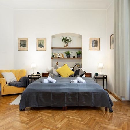 Classy Apartments Charles Bridge Praga Esterno foto